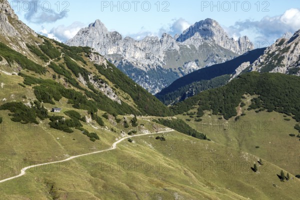 View of the Saalfelder Höhenweg hiking trail behind Schartschrofen and Rote Flüh, Tannheimer