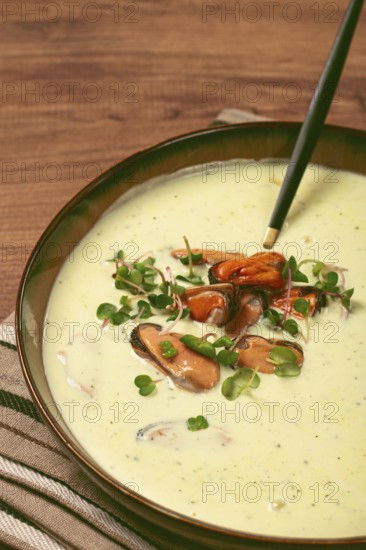Creamy soup with mussels, mussels without shells, American cuisine, homemade, no people