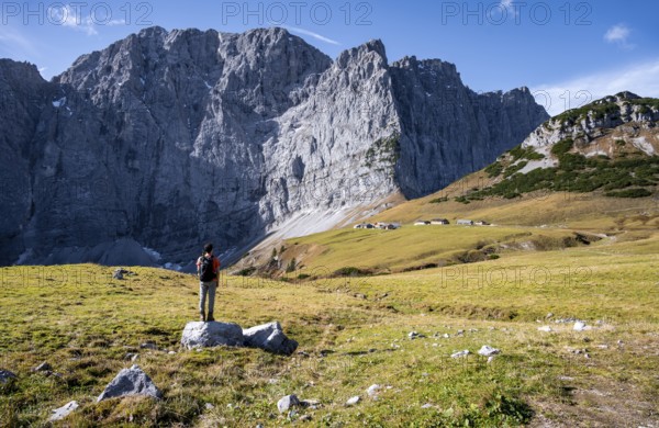 Dreizinkenspitze and Laliederer Wand, hikers in front of rock face, eastern Karwendel, Tyrol,