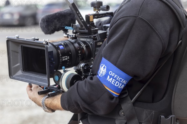 Cameraman at an event with the Federal Chancellor. The journalists wear an armband with the federal