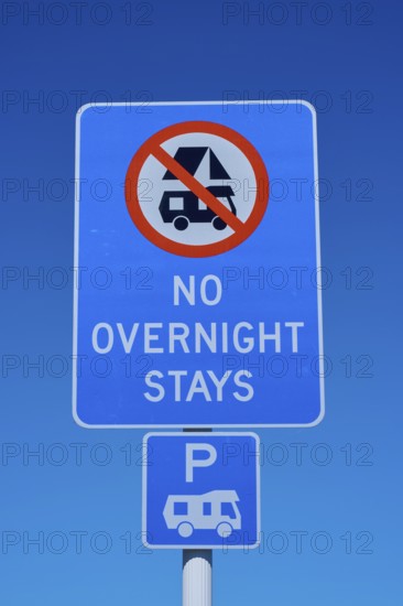 A sign shows the ban on overnight stays for motorhomes in a parking lot, Lake Pukaki Viewpoint,