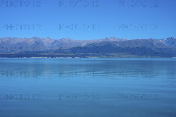View over the tranquil lake with mountain range on the horizon, Lake Pukaki Viewpoint, Pukaki,