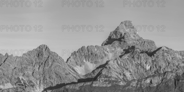 Mountain panorama from the Koblat-Höhenweg on the Nebelhorn across the Obertal with lush green