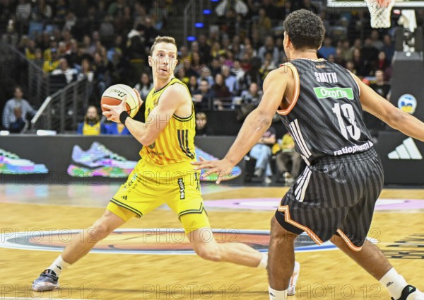 Basketball easyCredit BBL Cup round of 16, Alba Berlin, Ratiopharm Ulm from left Justin Bean (Alba