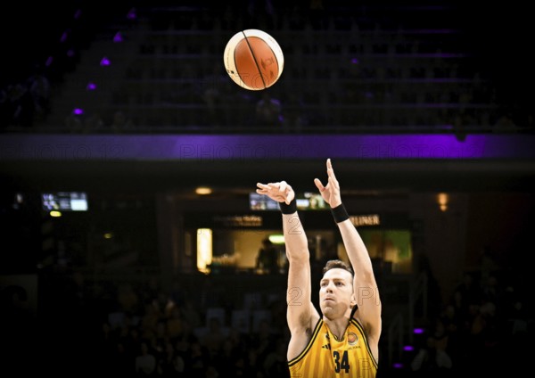 Basketball easyCredit BBL Cup round of 16, Alba Berlin, Ratiopharm Ulm from left Justin Bean (Alba