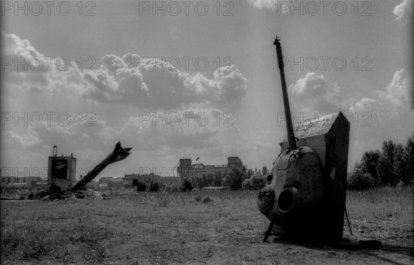 Germany, Berlin, 12.8.1992, installations by British scrap artists in the Spreebogen, tanks and old