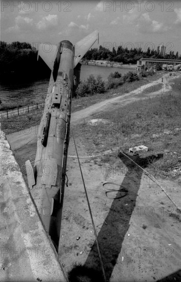 Germany, Berlin, 12.8.1992, installations by British scrap artists in the Spreebogen, a MIG 21 at