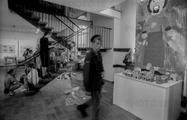 Germany, Berlin, 11.8.1992, children - performance in DOMIZIL, the exhibition rooms of the art