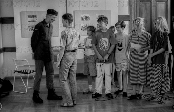 Germany, Berlin, 11.8.1992, children - performance in the DOMIZIL, the exhibition rooms of the