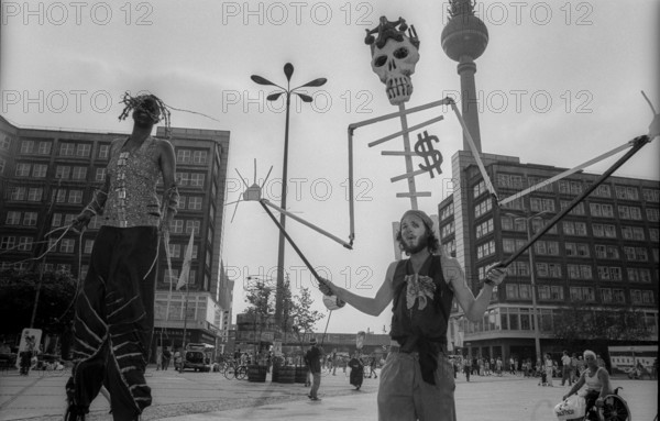 Germany, Berlin, 1.8.1992, Wise Fool Puppet Intervention, street theatre from San Francisco, under