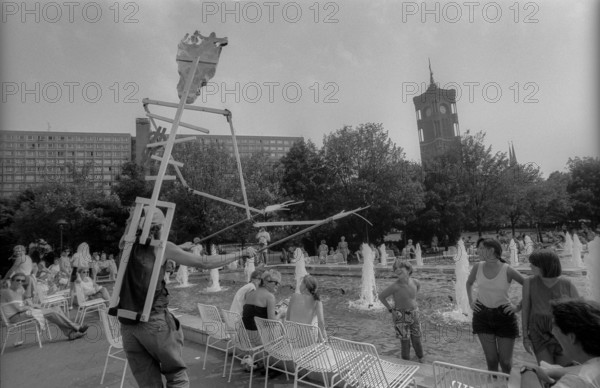 Germany, Berlin, 1.8.1992, Wise Fool Puppet Intervention, street theatre from San Francisco, under