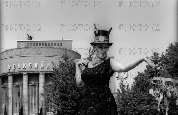 Germany, Berlin, 1.8.1992, Wise Fool Puppet Intervention, street theatre from San Francisco, under