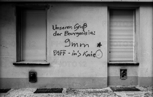 Germany, Berlin, 3.8.1992, graffiti in Prenzlauer Berg: Our greeting from the bourgeoisie 9 mm -