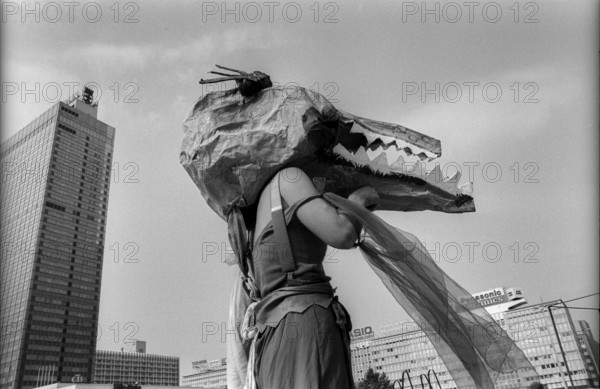 Germany, Berlin, 1.8.1992, Wise Fool Puppet Intervention, street theatre from San Francisco, under