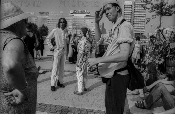Germany, Berlin, 1.8.1992, Wise Fool Puppet Intervention, street theatre from San Francisco, under