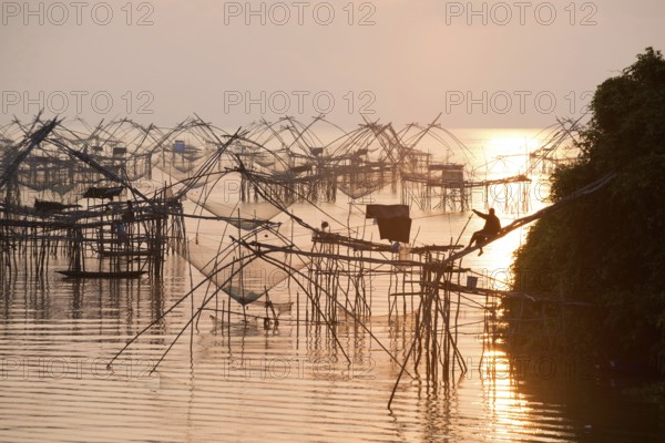 Thailand, Phatthalung, Shore-operated lift net, Sunrise // Pêche au carrelet, Lever du soleil, Sud