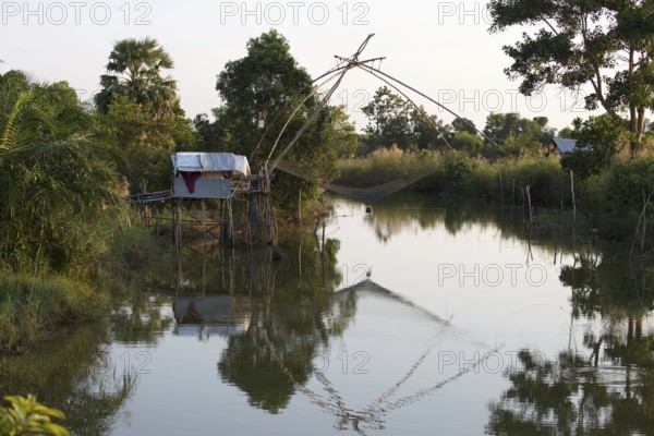 Thailand, Southern, Shore-operated lift net, on sunset // Pêche au carrelet, coucher du soleil, Sud