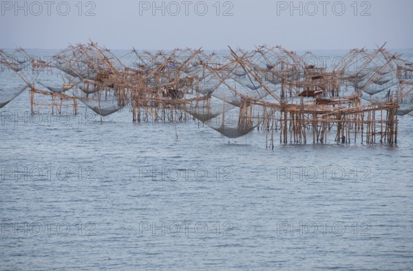 Thailand, Phatthalung, Shore-operated lift net, on sunset // Pêche au carrelet, coucher du soleil,
