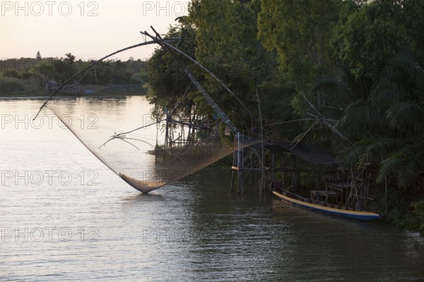 Thailand, Phatthalung, Shore-operated lift net, on sunset // Pêche au carrelet, coucher du soleil,