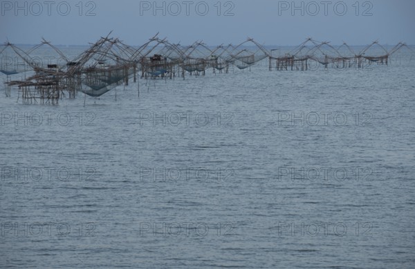 Thailand, Phatthalung, Shore-operated lift net, Before sunrise // Pêche au carrelet, avant le lever