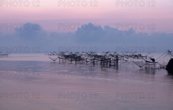 Thailand, Phatthalung, Shore-operated lift net, Before sunrise // Pêche au carrelet, Lever du