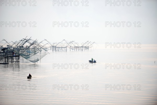 Thailand, Phatthalung, Fisherman on small boat, Sunrise // Pêcheur en barque, Lever du soleil, Sud