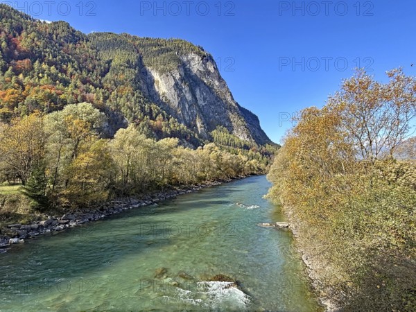 A clear river that snakes through an autumnal mountain landscape, under a clear sky, Drau, Drau