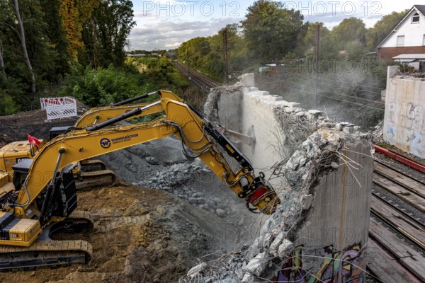 Demolition of an old road bridge, Weierstraße, then new construction of the bridge for the