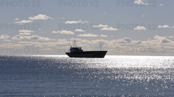 A cargo ship anchors off Südstrand, island of Fehmarn, 18.10.2025, Fehmarn, Schleswig-Holstein,
