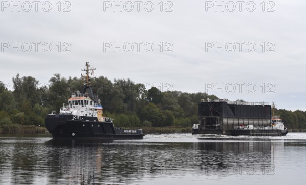 Tugboats, tugs bring a lock gate through the Kiel Canal, NOK, Kiel Canal to Brunsbüttel,