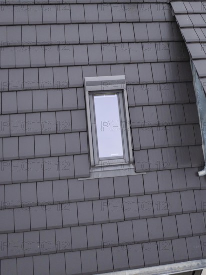 Anthracite-colored roof with recessed skylight, house renovation, climate renovation, Metzingen,