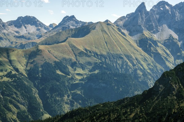 View from the Fellhorn of the Allgäu Alps, behind Spätengundkopf, Trettachspitze and Mädelegabel,
