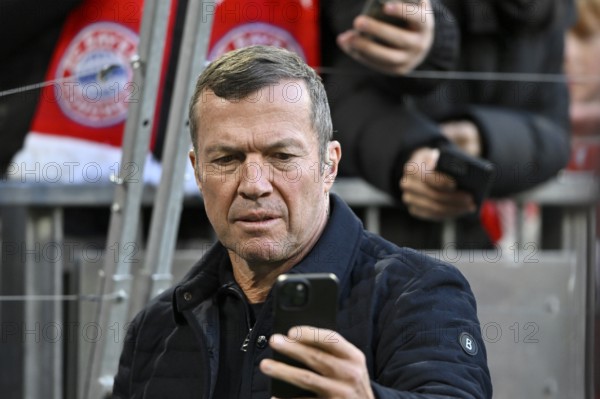 TV expert Lothar Matthäus takes selfie with smartphone, mobile phone, of fans, German Classico, FC