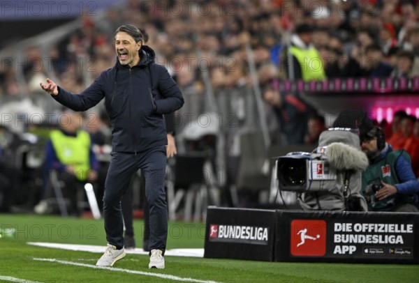Coach Niko Kovac Borussia Dortmund BVB on the sidelines gesture gesture TV camera, German Classico,