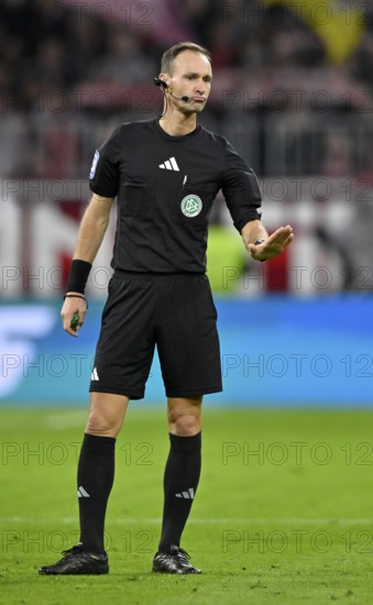 Referee Bastian Dankert gesture gesture calm, German Classico, FC Bayern Munich FCB versus Borussia