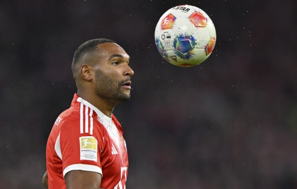 Jonathan Tah FC Bayern Munich FCB (04) Action on the ball Portrait German Classico, FC Bayern