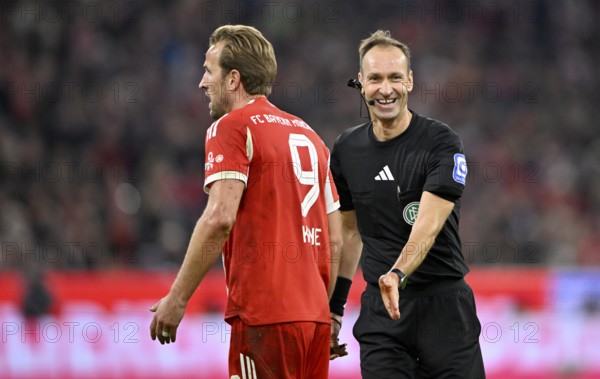 Referee Bastian Dankert gives Harry Kane FC Bayern Munich FCB (09) pat on butt, friendly gesture