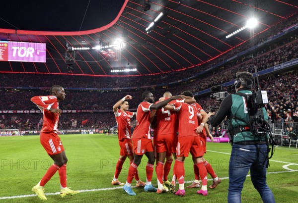 Goal cheers Harry Kane FC Bayern Munich FCB (09) Luis Diaz FC Bayern Munich FCB (14) Jonathan Tah