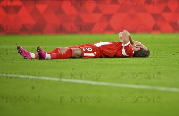 Harry Kane FC Bayern Munich FCB (09) injured ground injury Deutscher Classico, FC Bayern Munich FCB