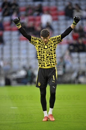 Goalkeeper Gregor Kobel Borussia Dortmund BVB (01) Warm-up training German Classico, FC Bayern
