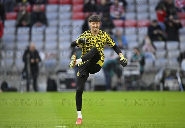 Goalkeeper Gregor Kobel Borussia Dortmund BVB (01) Warm-up training German Classico, FC Bayern