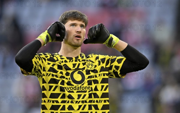Goalkeeper Gregor Kobel Borussia Dortmund BVB (01) Warm-up training portrait German Classico, FC