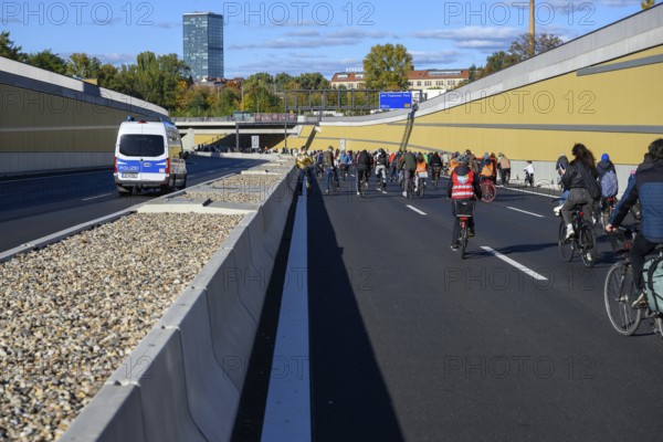 Cyclists at a demo on the 16th construction phase of the A100. In the background the Treptower,