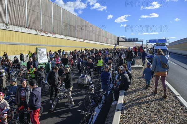Cyclists at a demo on the 16th construction phase of the A100. Participants walk on the elevated
