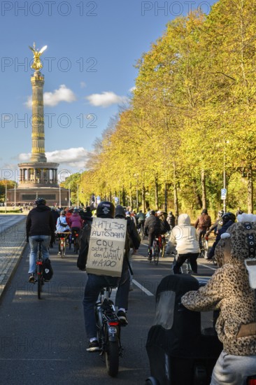 Participants in a bicycle demo against the A100 on the 17th of June road. Signs say: Hitler loves