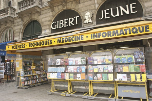 Newsstand, Place Saint-Michel, 6ème arrondissement, (75006), Paris, France