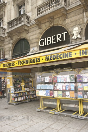 Newsstand, Place Saint-Michel, 6ème arrondissement, (75006), Paris, France