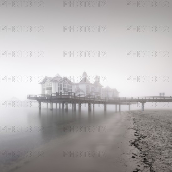 Seebrücke, Sellin, archway, diving bell behind at dawn, seaside resort Sellin, Rügen island,
