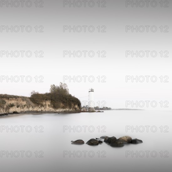 The Maltzien lighthouse is located at the foot of a small cliff on the southern tip of the Zudar
