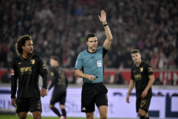 Referee Harm Osmer's gesture gesture Han-Noah Massengo FC Augsburg FCA (04) Robin Fellhauer FC